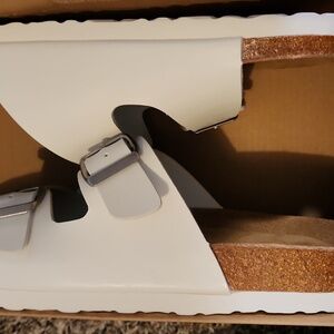 Cushionaire Lane White Sandals brand new size 9 Never worn!